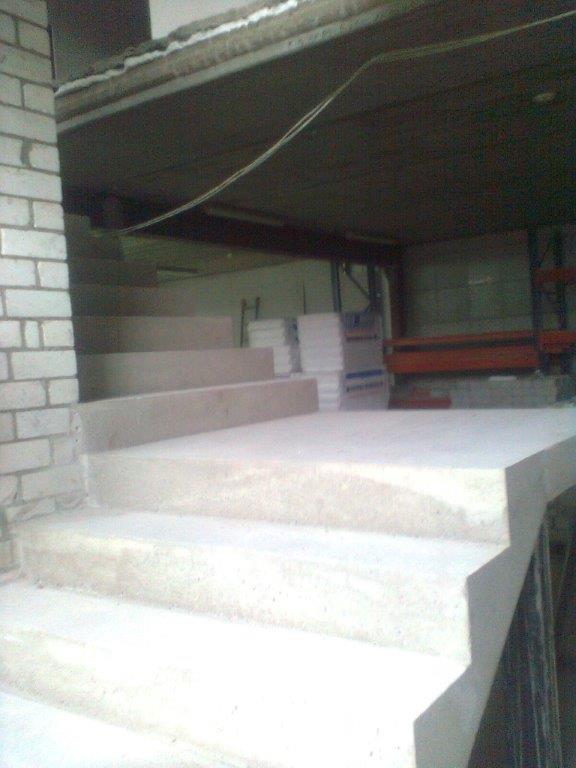 L-formos tiesus betoniniai laiptai