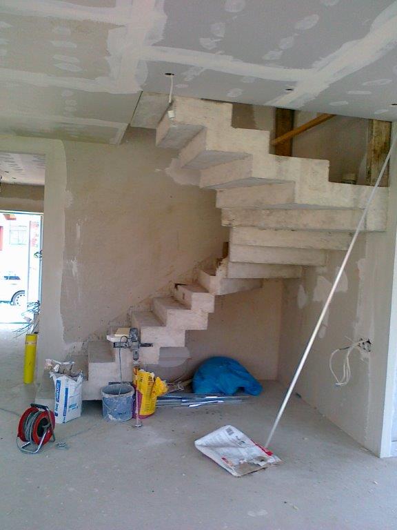 U-formos laiptuoti betoniniai laiptai