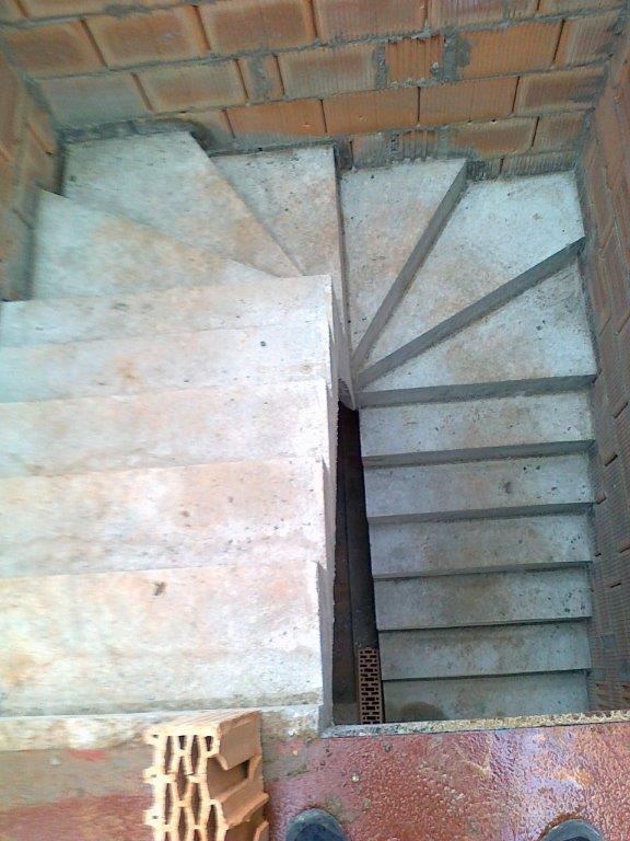 U-formos betoniniai laiptai su posukiu
