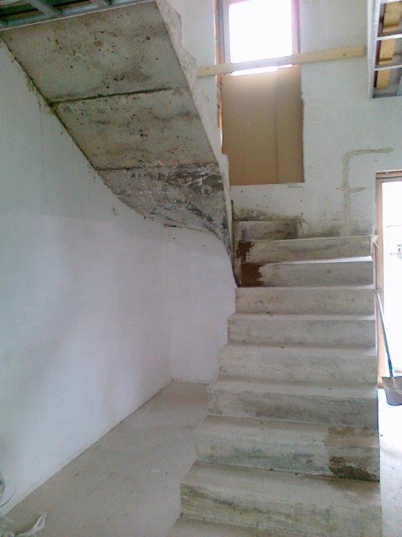 U-formos betoniniai laiptai su posukiu