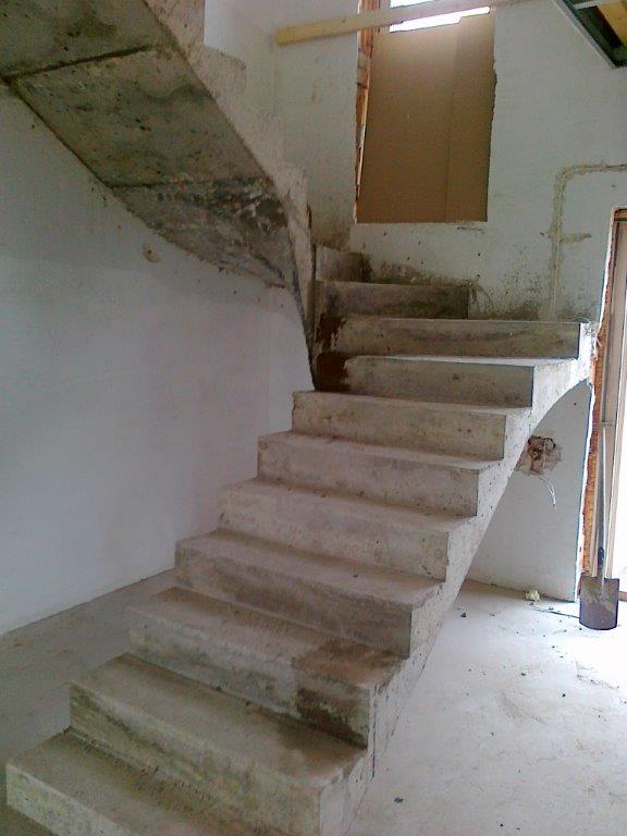 U-formos betoniniai laiptai su posukiu