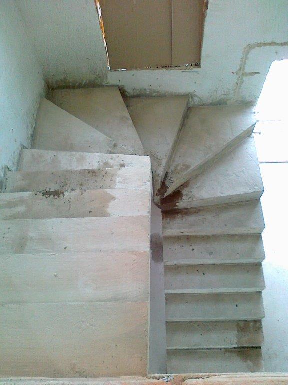 U-formos betoniniai laiptai su posukiu