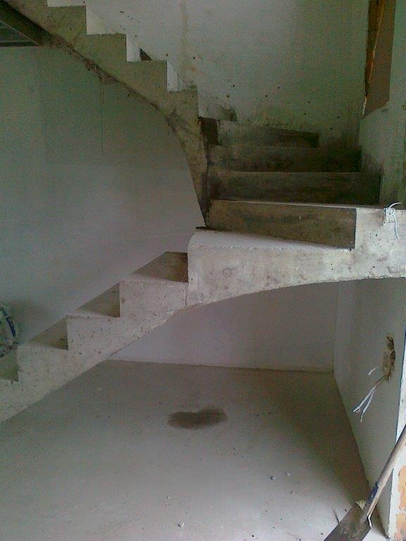U-formos betoniniai laiptai su posukiu