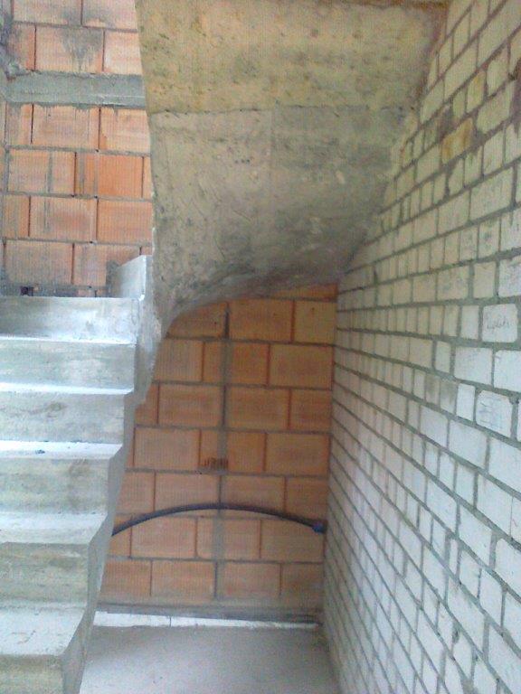 U-formos betoniniai laiptai su posukiu