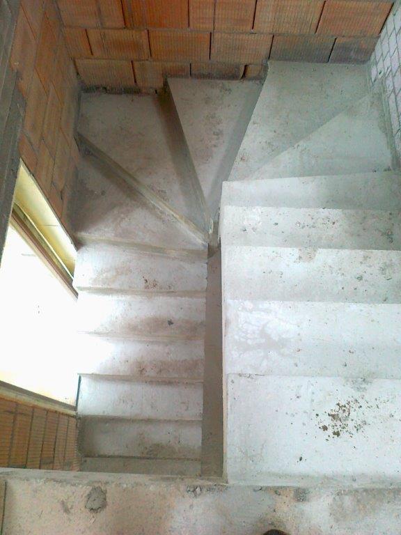 U-formos betoniniai laiptai su posukiu