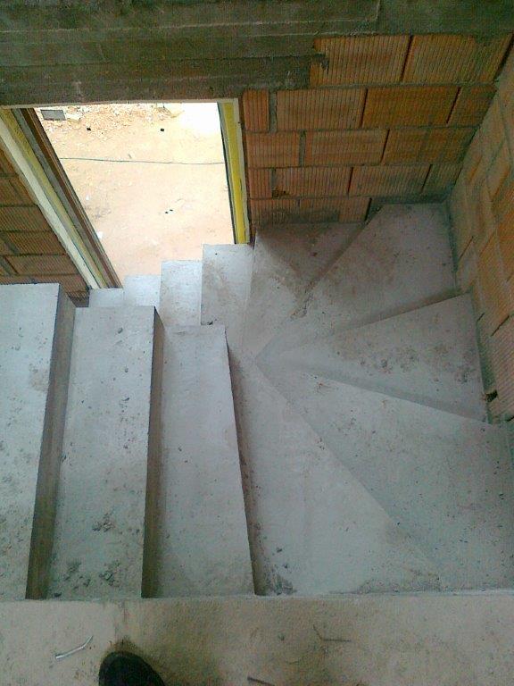 U-formos betoniniai laiptai su posukiu