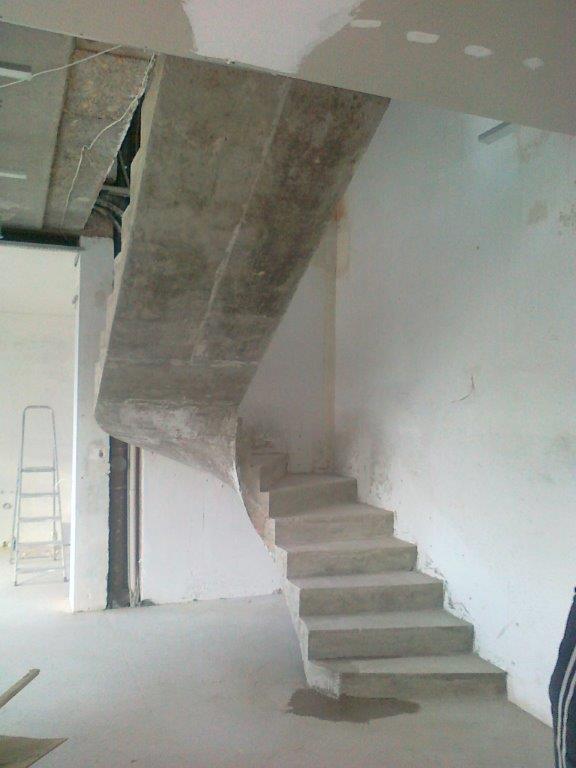 U-formos betoniniai laiptai su posukiu