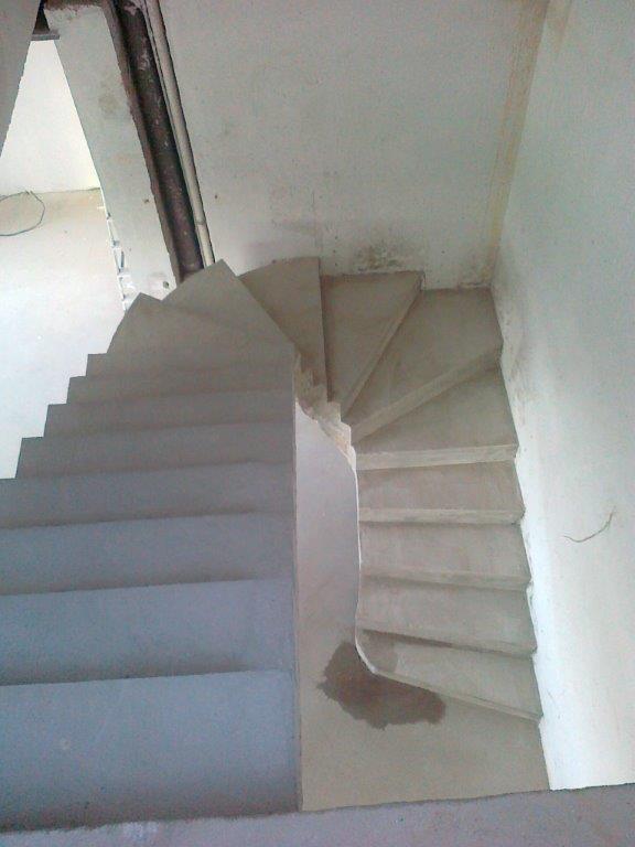 U-formos betoniniai laiptai su posukiu
