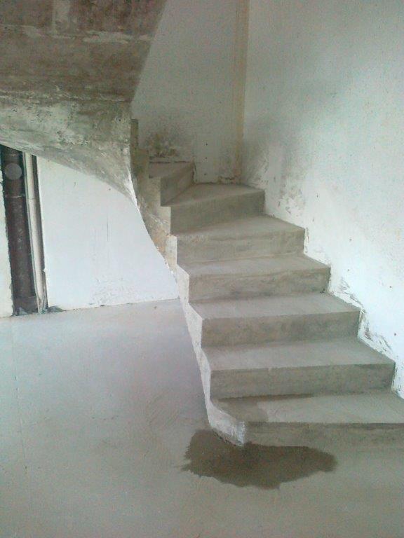 U-formos betoniniai laiptai su posukiu