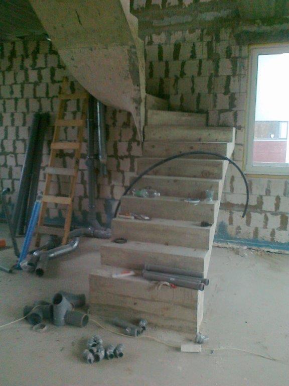 U-formos betoniniai laiptai su posukiu