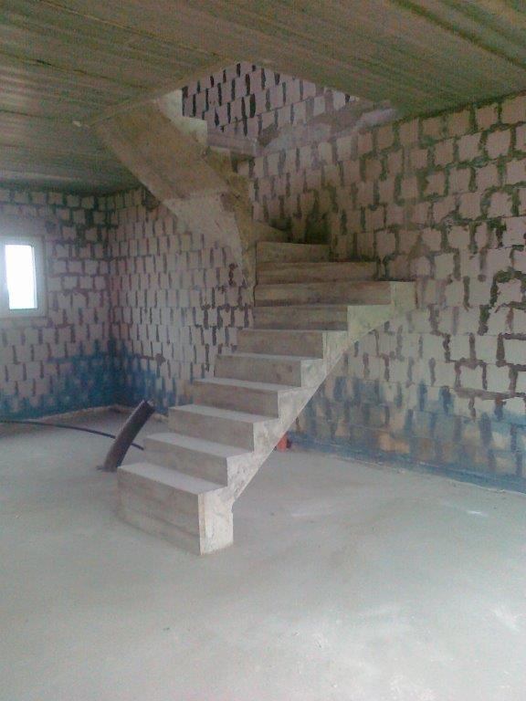 U-formos betoniniai laiptai su posukiu
