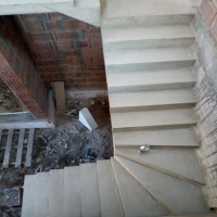 Betoniai laiptai u-forma aikštelė viršuje posukis apačioje.