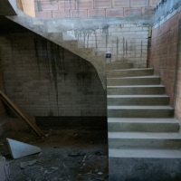 Betoniai laiptai u-forma aikštelė viršuje posukis apačioje.