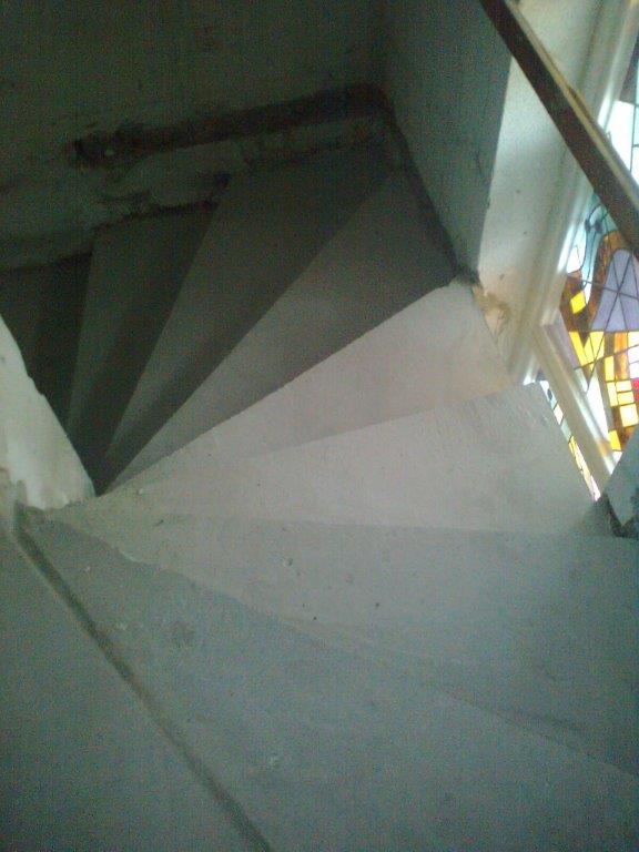 U-formos betoniniai laiptai su posukiu