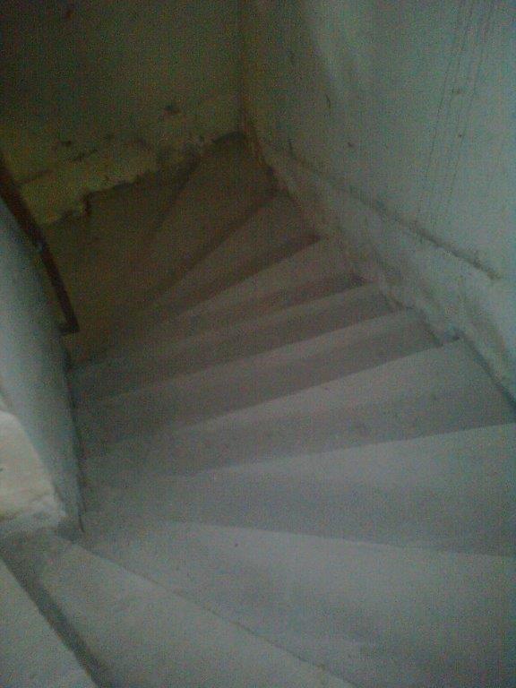 U-formos betoniniai laiptai su posukiu