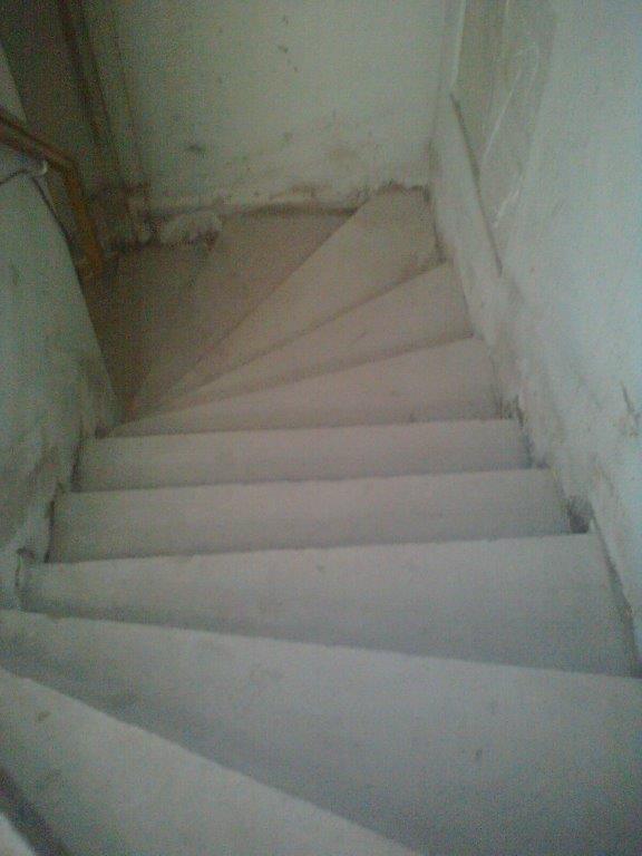 U-formos betoniniai laiptai su posukiu