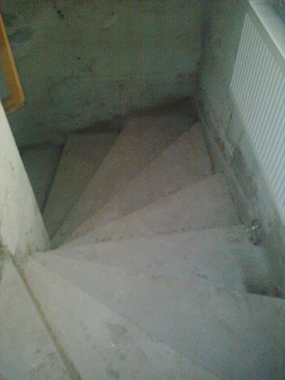 U-formos betoniniai laiptai su posukiu