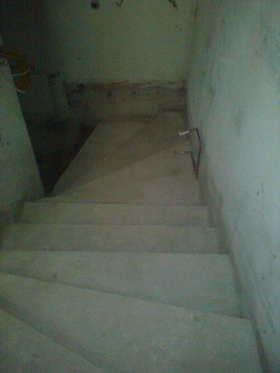 U-formos betoniniai laiptai su posukiu