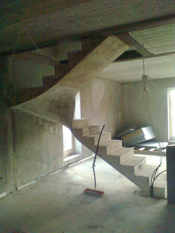 U-formos betoniniai laiptai su posukiu