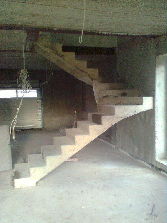 U-formos betoniniai laiptai su posukiu