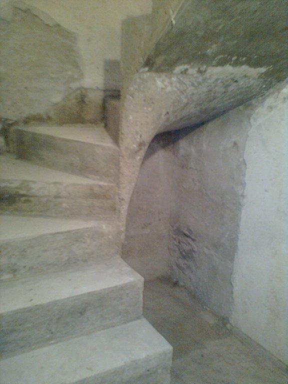 U-formos betoniniai laiptai su posukiu