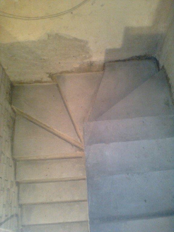 U-formos betoniniai laiptai su posukiu
