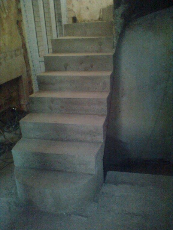 U-formos betoniniai laiptai su posukiu