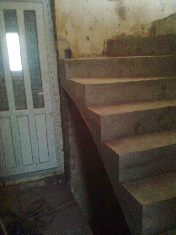 U-formos betoniniai laiptai su posukiu