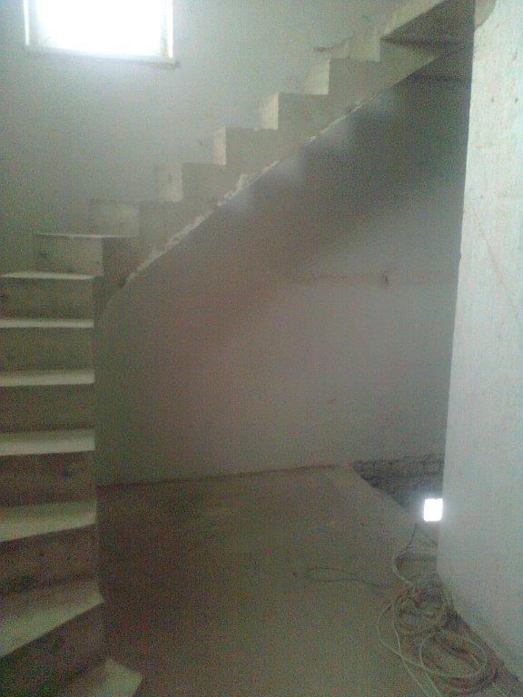 U-formos sijiniai betoniniai laiptai