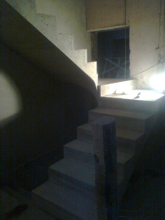 U-formos betoniniai laiptai su posukiu