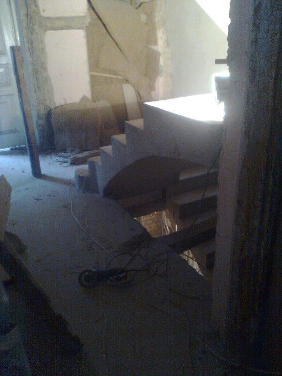U-formos betoniniai laiptai su posukiu
