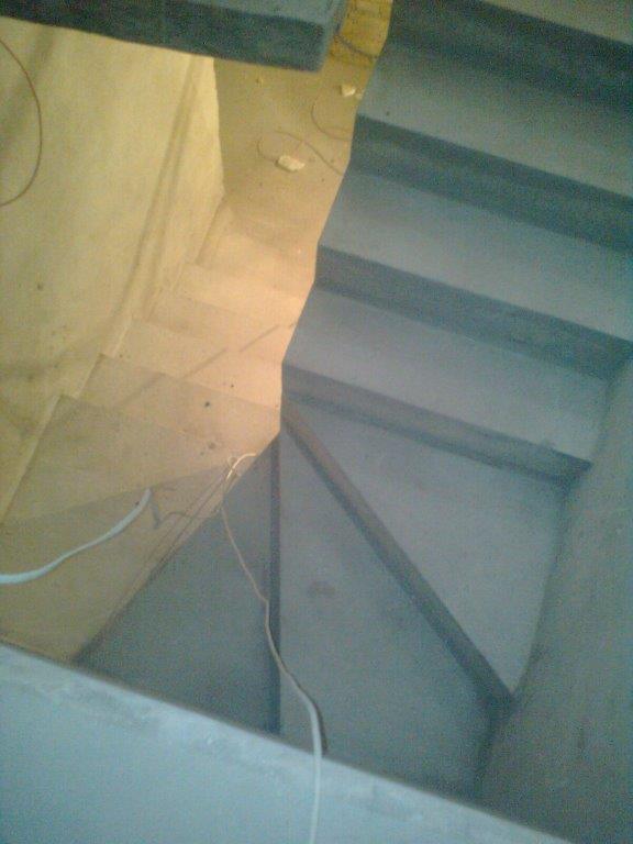 U-formos betoniniai laiptai su posukiu