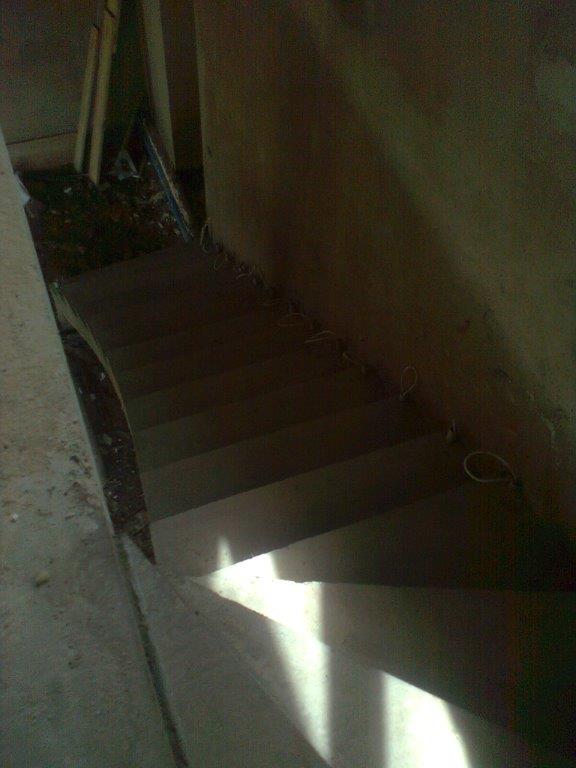 l-formos neiprasti betoniniai laiptai