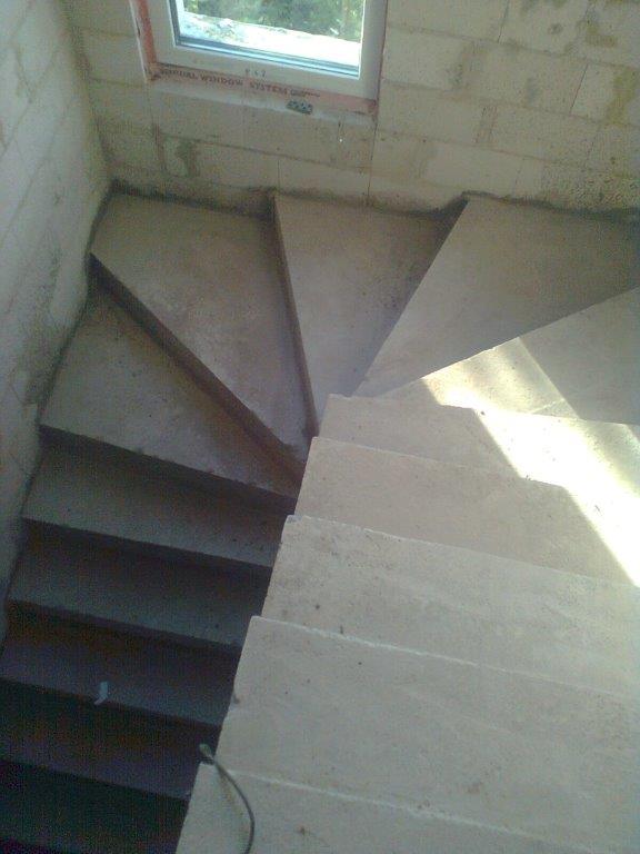U-formos betoniniai laiptai su posukiu