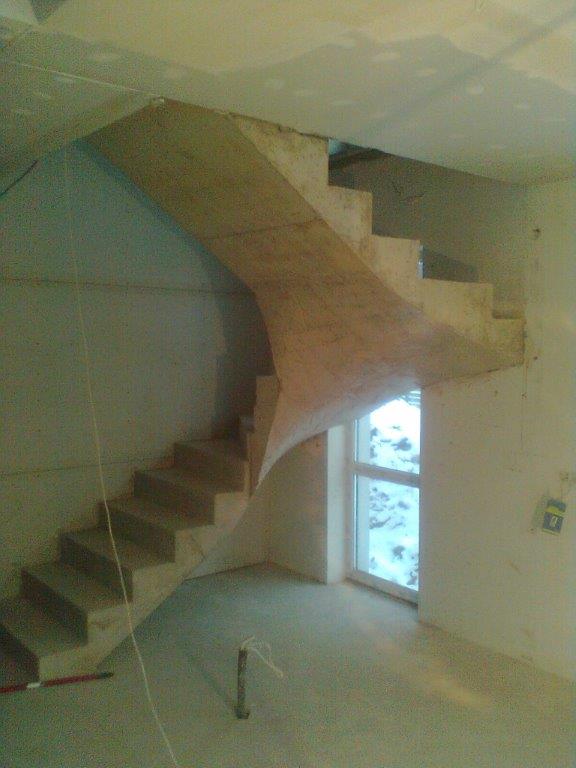 U-formos betoniniai laiptai su posukiu