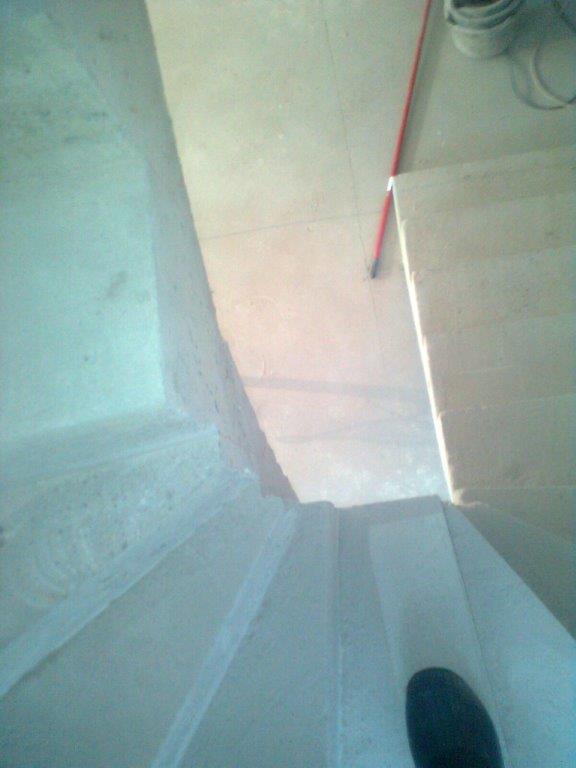 U-formos betoniniai laiptai su posukiu
