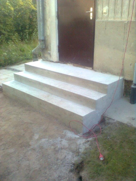 Tiesus lauko betoniniai laiptai
