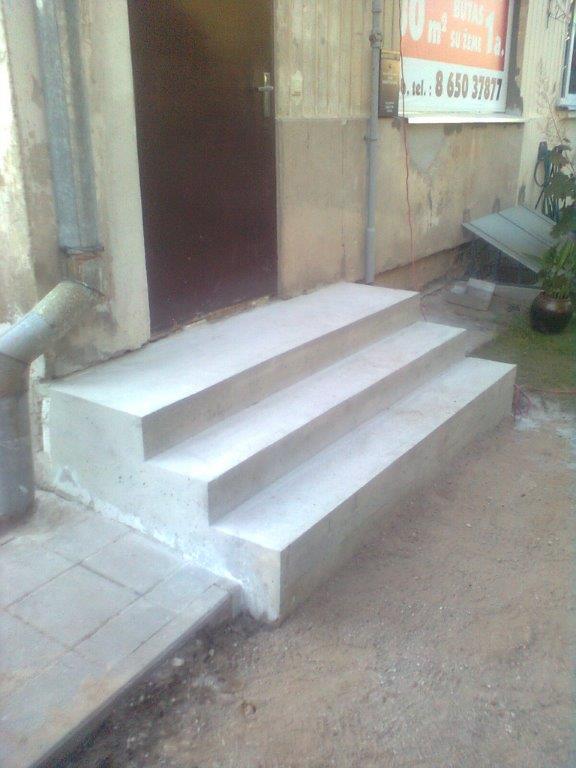 Tiesus lauko betoniniai laiptai