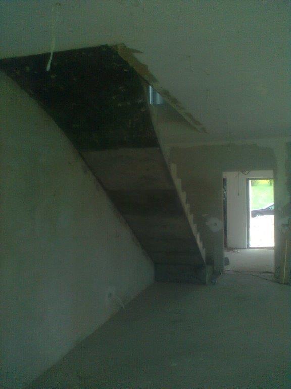 U-formos betoniniai laiptai su posukiu