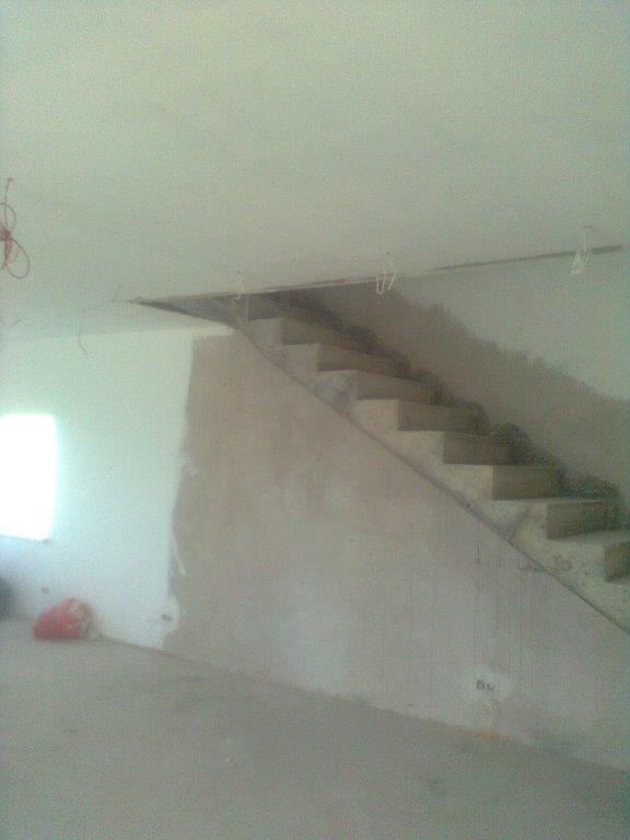 U-formos betoniniai laiptai su posukiu