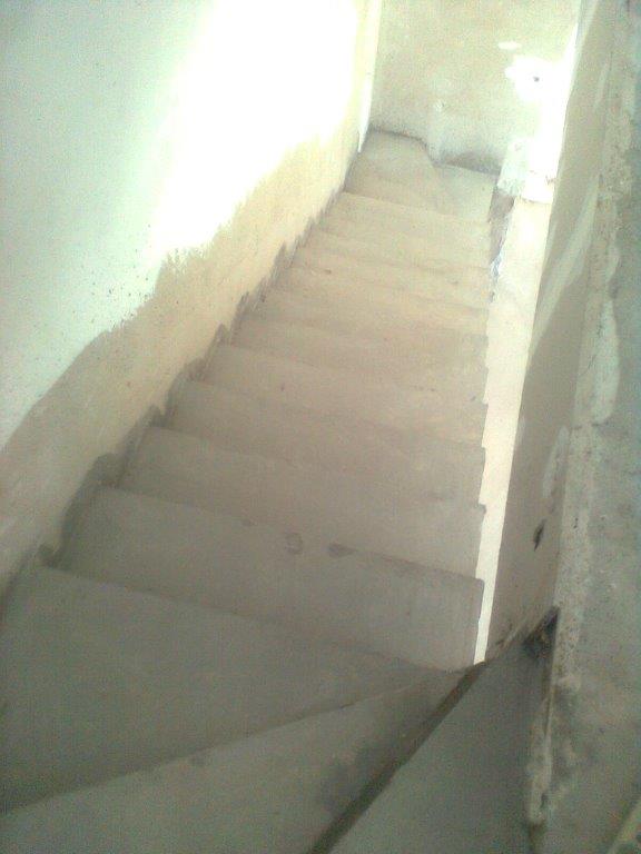 U-formos betoniniai laiptai su posukiu