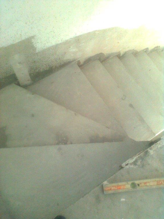 U-formos betoniniai laiptai su posukiu