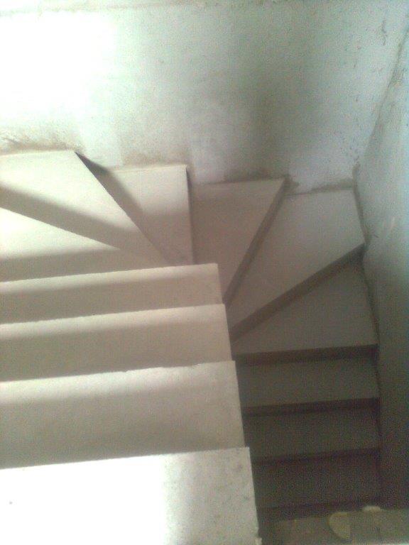 U-formos betoniniai laiptai su posukiu