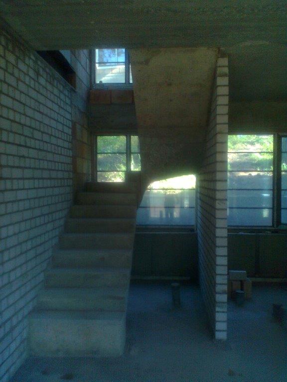 U-formos betoniniai laiptai su posukiu
