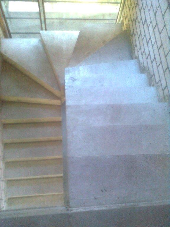 U-formos betoniniai laiptai su posukiu