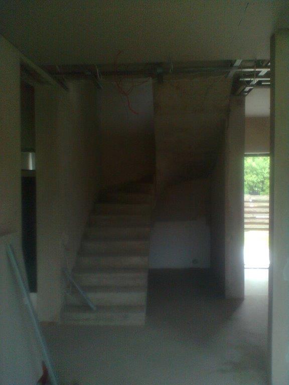 U-formos betoniniai laiptai su posukiu