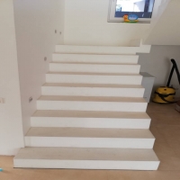 Tiesus laiptai su tarpines aikštelės dalinimu