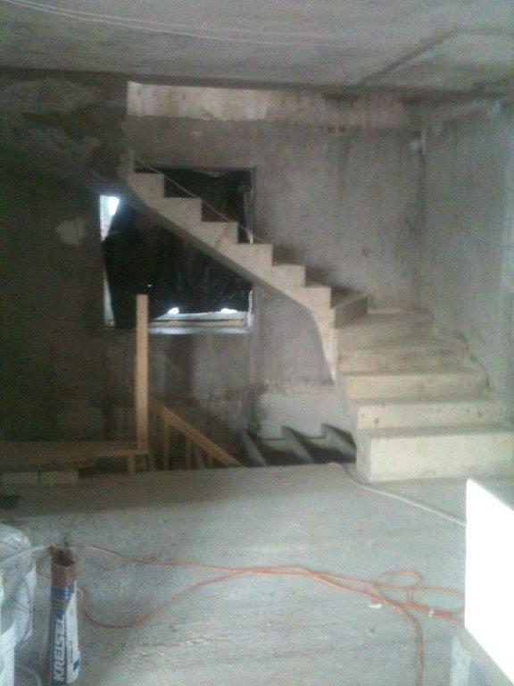 U-formos betoniniai laiptai su posukiu