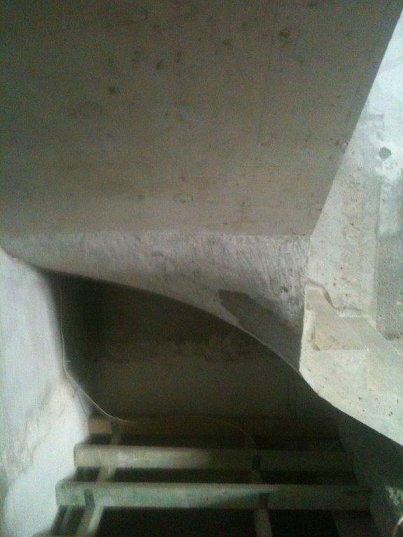 U-formos betoniniai laiptai su posukiu