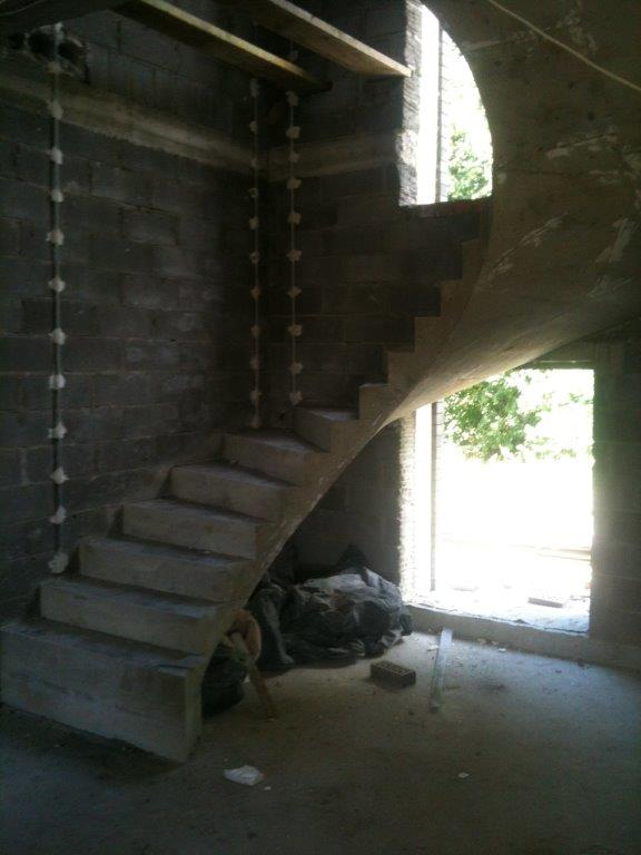 U-formos neiprasti betoniniai laiptai